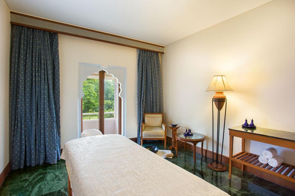 Trident Jaipur Hotel Екстериор снимка A treatment room at the spa