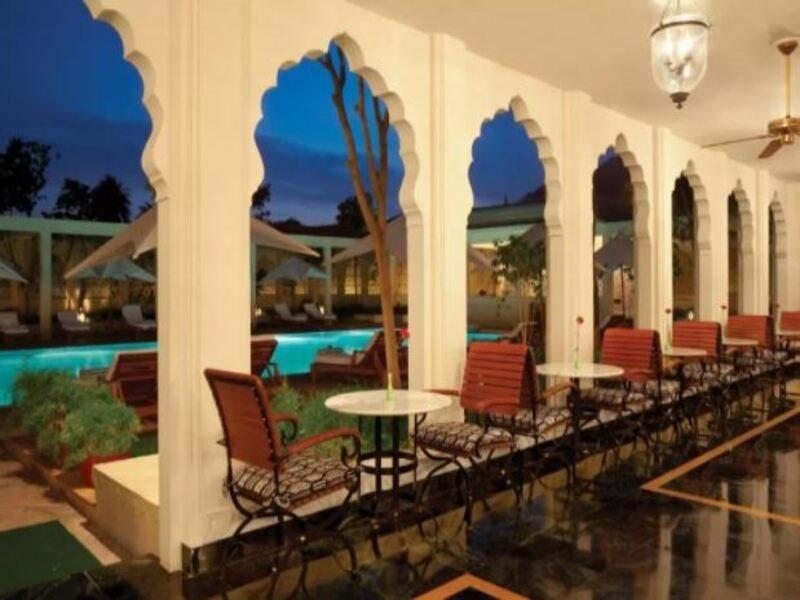 Trident Jaipur Hotel Екстериор снимка The pool at the Taj Bengal