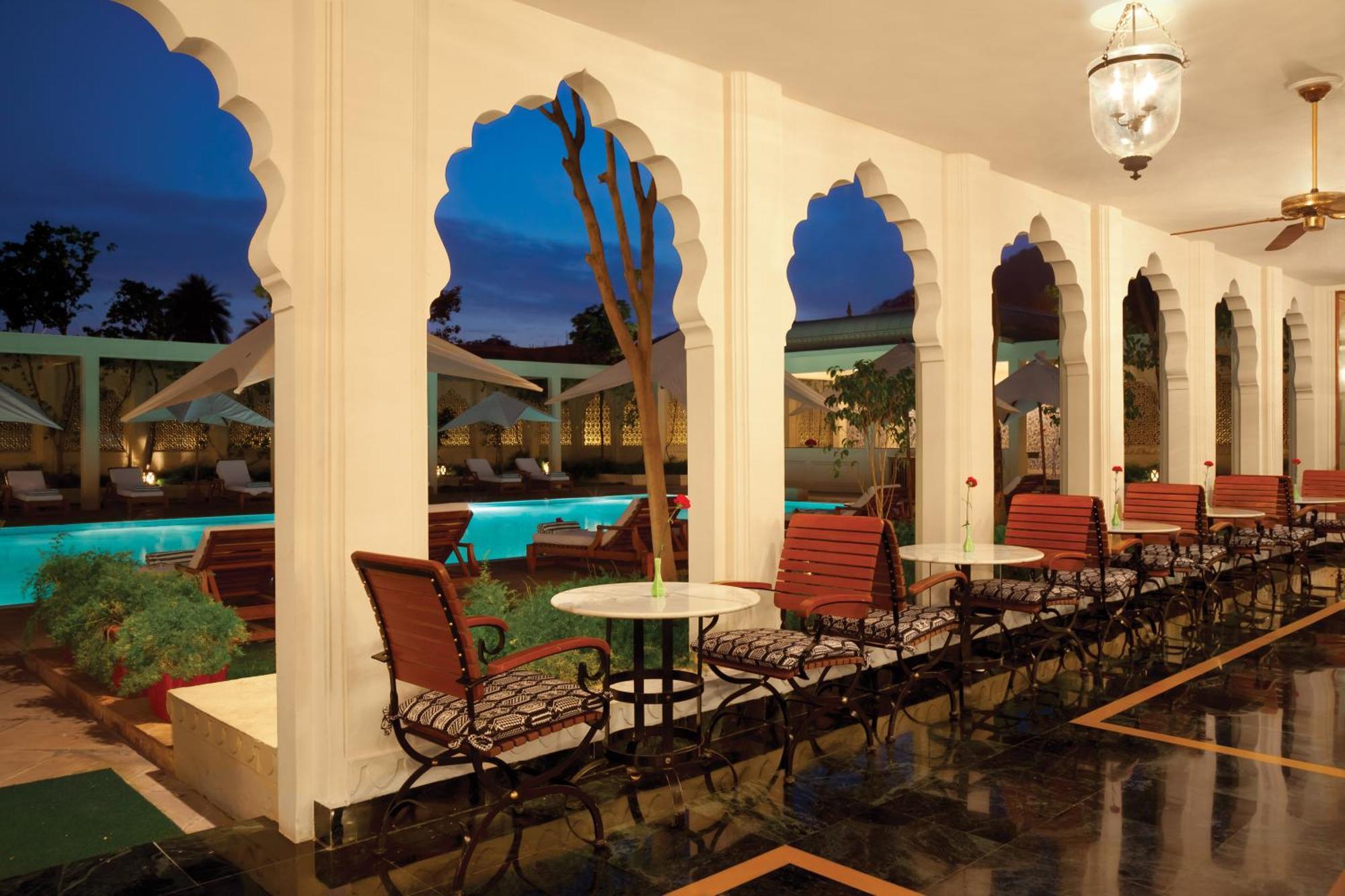 Trident Jaipur Hotel Екстериор снимка The pool at the Taj Bengal