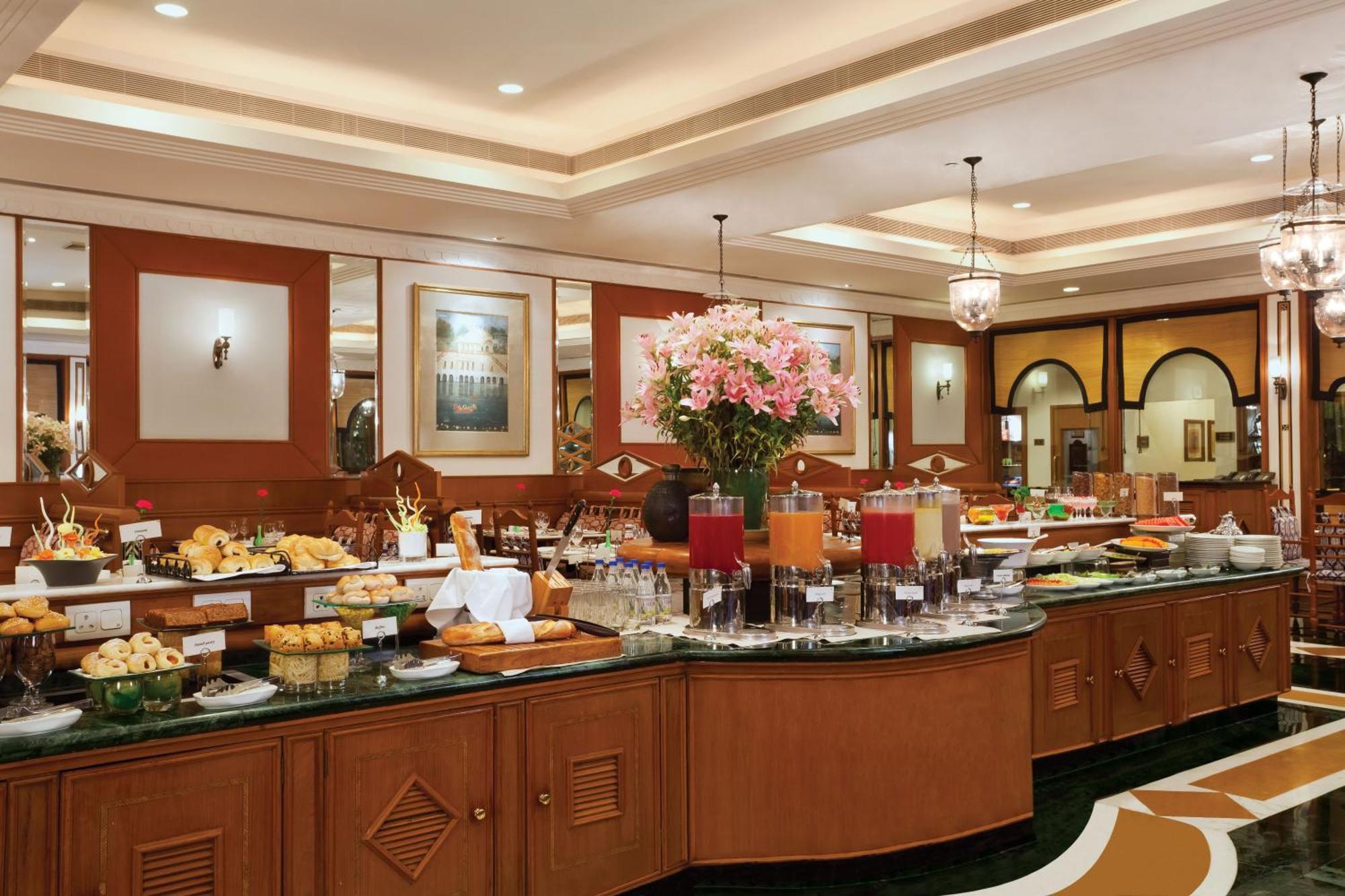 Trident Jaipur Hotel Екстериор снимка The buffet at the hotel