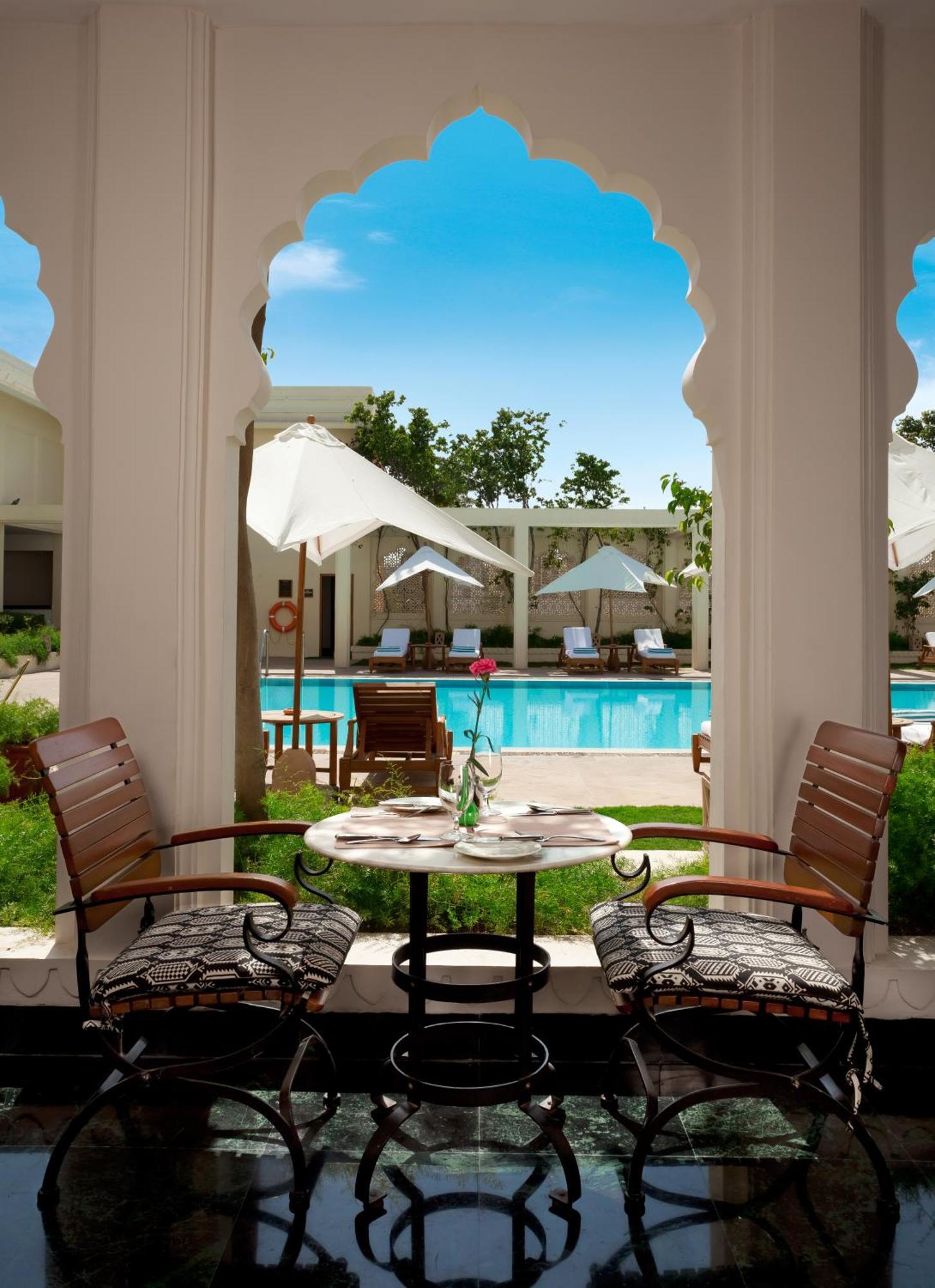 Trident Jaipur Hotel Екстериор снимка The pool at the Taj Bengal