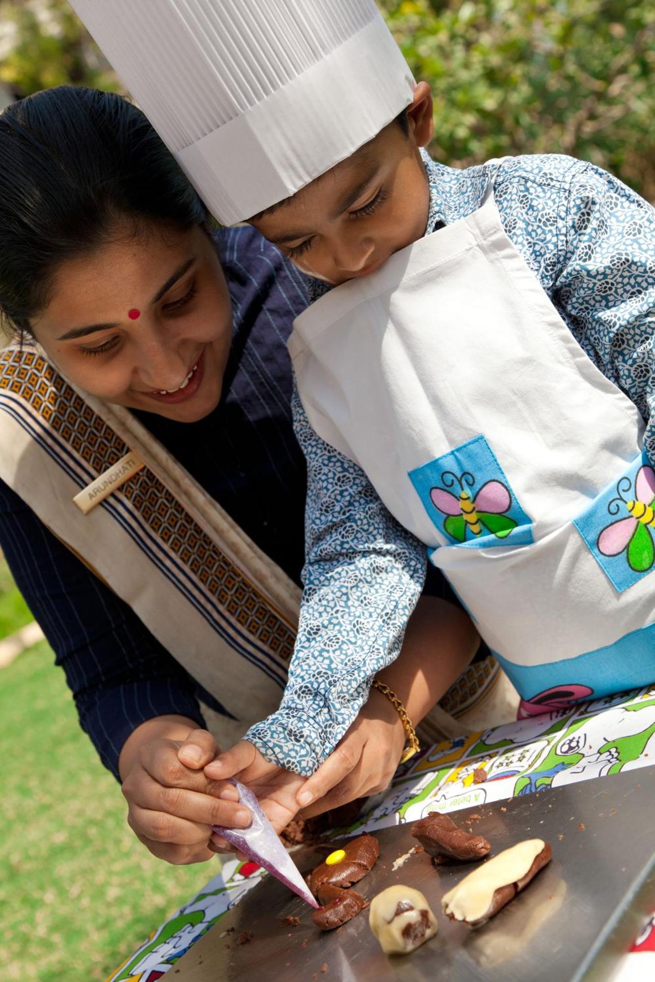 Trident Jaipur Hotel Екстериор снимка A woman in India with her child