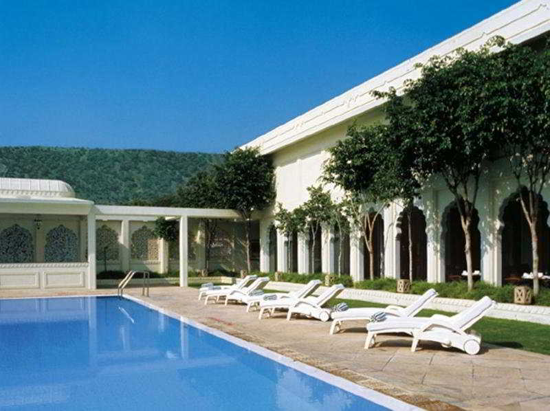 Trident Jaipur Hotel Екстериор снимка The swimming pool at the hotel