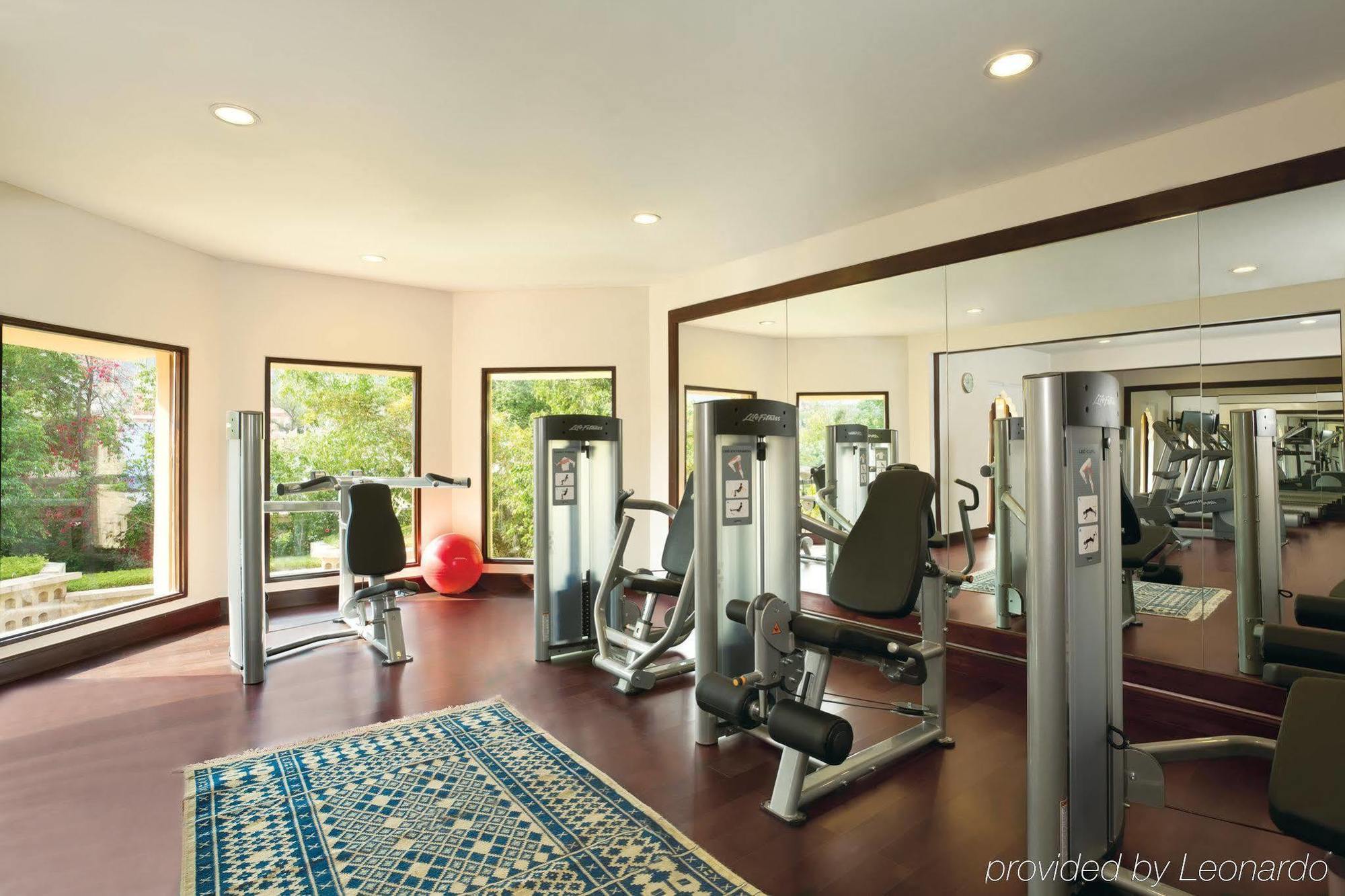 Trident Jaipur Hotel Съоръжения снимка The gym at the Taj Bengal
