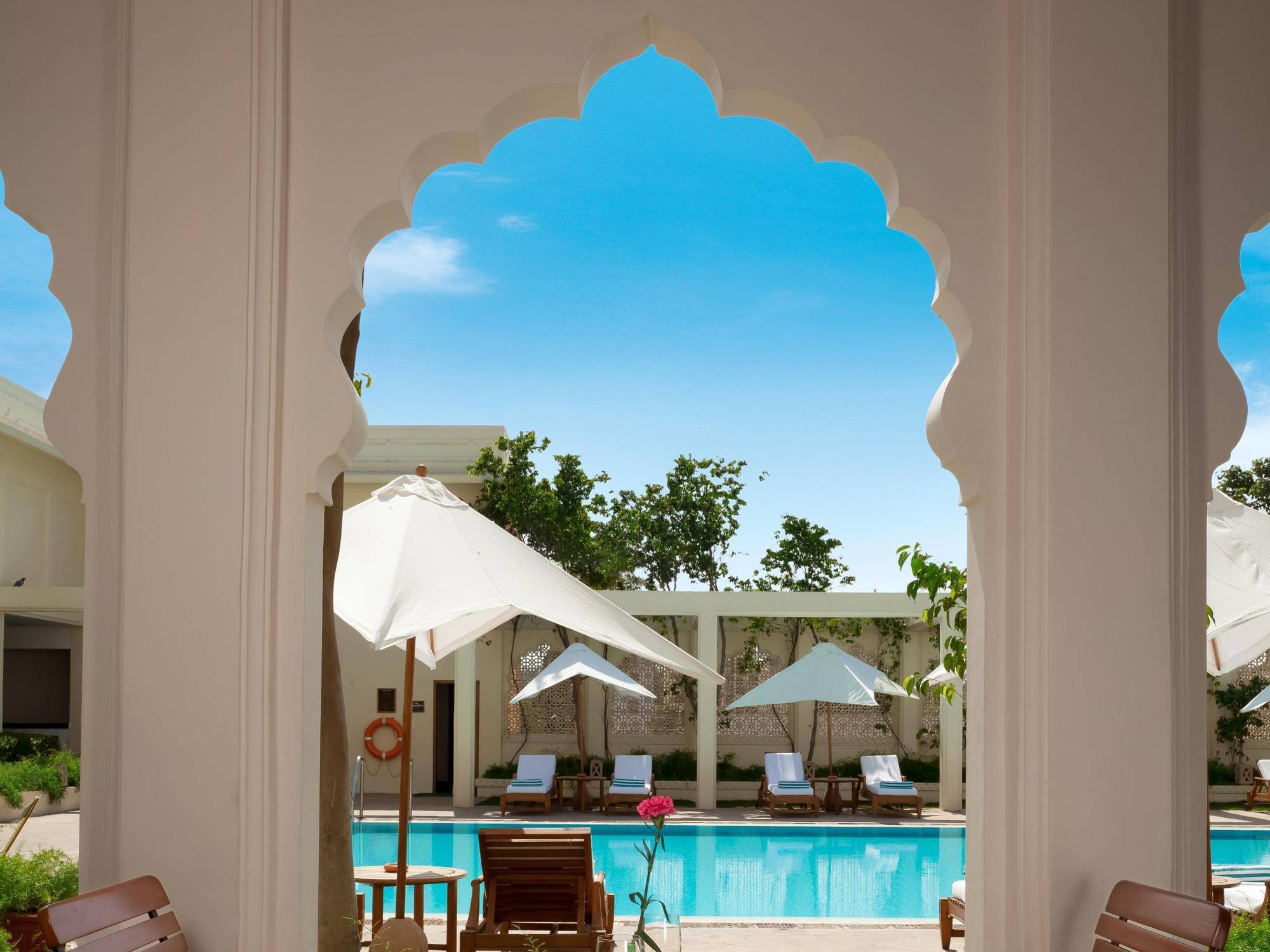 Trident Jaipur Hotel Екстериор снимка The pool at the Taj Bengal